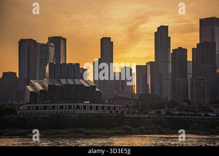 Chongqing, China - August 2019 : Blick auf die hohen Hochhäuser in der Stadt Chongqing in der Abenddämmerung Stockfoto