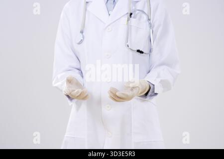 Nahaufnahme einer Ärztin mit Operationshandschuhen Stockfoto