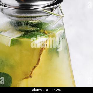Essen, Passionsfrucht-grüner Eistee oder Limonade mit Limette und Minze Stockfoto