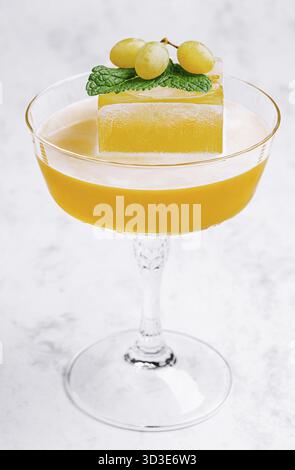 Essen, Sommer Cocktail - Pornostar Martini auf weiß Stockfoto