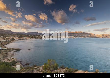 Panoramablick über Albir in Alicante, Spanien an sonnigen Tagen. Albir ist das wichtigste Touristenziel in Costa Blanca Stockfoto