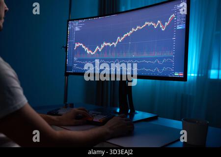 Fokussierter Geschäftsmann, Händler-Analyst, der Computermonitor untersucht, Investorenmakler, der Indizes analysiert Stockfoto