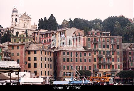 Santa Margherita, Italien, 1992. Blick über die Stadt mit der Basilika di Santa Margherita d’Antiochia oben. Stockfoto