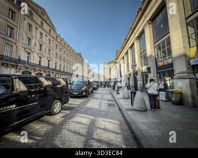 PARIS, FRANKREICH - 22. JUNI 2025: Taxis stehen vor dem Gare du Nord in Paris an. Schwarze Lieferwagen warten entlang der Abgabestelle am Bahnhof, während sich Reisende versammeln Stockfoto