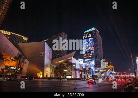 LAS VEGAS - 23. AUGUST 2024: Nachtszene auf dem Las Vegas Boulevard mit dem Aria Resort und Casino, umgeben von CityCenter-Architektur, beweglicher tr Stockfoto