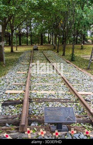 Das Burma Siam Railway Memorial besteht aus 30 Metern Gleis und Schwellen, die von der ursprünglichen Eisenbahn entfernt sind Stockfoto