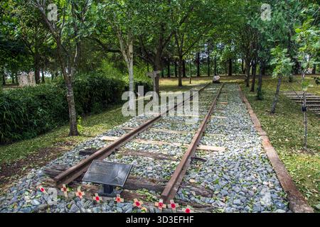 Das Burma Siam Railway Memorial besteht aus 30 Metern Gleis und Schwellen, die von der ursprünglichen Eisenbahn entfernt sind Stockfoto