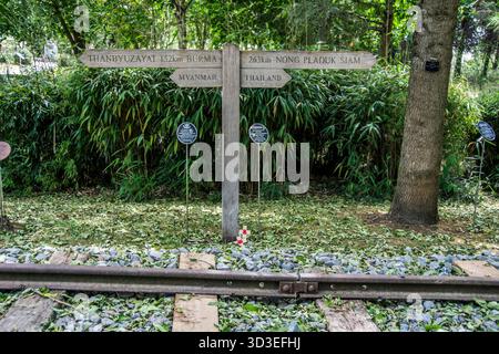 Das Burma Siam Railway Memorial besteht aus 30 Metern Gleis und Schwellen, die von der ursprünglichen Eisenbahn entfernt sind Stockfoto
