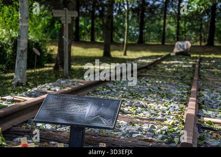 Das Burma Siam Railway Memorial besteht aus 30 Metern Gleis und Schwellen, die von der ursprünglichen Eisenbahn entfernt sind Stockfoto
