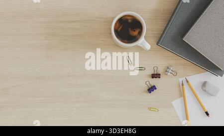 Arbeitsbereich Flat Lay mit Kaffee, Büchern und Bürobedarf. 3D-Rendering Stockfoto