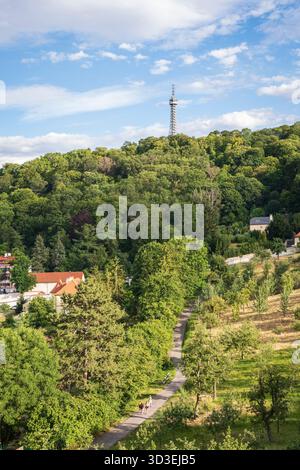 Wanderweg von Malá Strana zum Aussichtsturm Petřín, einem Eiffelturm, der eine wichtige Touristenattraktion ist. Stockfoto