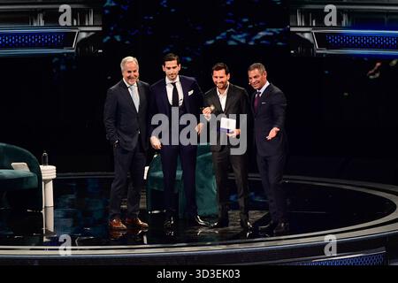 Miami, USA. November 2025. Von links nach rechts: Jorge Mas, Ignacio Gonzalez Castro, Lionel Messi und der Bürgermeister von Miami Francis Suarez posieren am 5. November 2025 auf der Bühne beim America Business Forum im Kaseya Center in Miami, Florida. (Foto: JC Ruiz/SIPA USA) Credit: SIPA USA/Alamy Live News Stockfoto