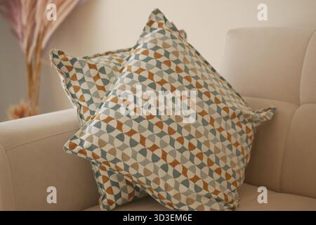 Farbenfrohe gemusterte Kissen auf einem gemütlichen Sofa in einem modernen Zimmer Stockfoto