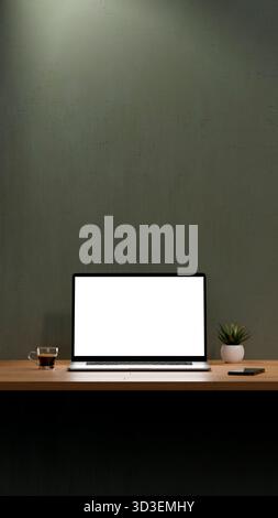 Leerer Bildschirm des Laptops für Modell. Arbeitsbereich mit Computer, Kaffeetasse, Pflanze und Mobiltelefon. 8K hohe Auflösung im vertikalen Format. Stockfoto