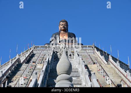 Die große Amitabha Buddha-Statue bildet das Herzstück des buddhistischen Tempelkomplexes, der den Berg Fansipan in Vietnam krönt, der höchste seiner Art Stockfoto