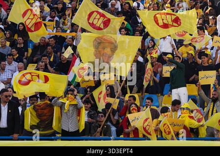 Duhok, Irak. November 2025. Kurdische Anhänger der Kurdischen Demokratischen Partei (KDP oder PDK) halten während einer Wahlkundgebung vor den irakischen Parlamentswahlen Parteiflaggen im Duhok International Stadium. Für den 11. November 2025 sind die Parlamentswahlen im Irak geplant, bei denen die 329 Mitglieder des irakischen Repräsentantenrates bestimmt werden, die für die Wahl des Präsidenten des Landes und die Genehmigung der Ernennung des Premierministers verantwortlich sind. Quelle: SOPA Images Limited/Alamy Live News Stockfoto