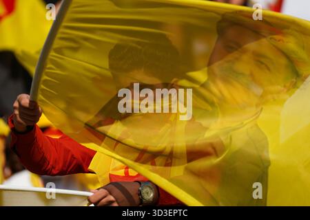 Duhok, Irak. November 2025. Ein kurdischer Unterstützer der Kurdischen Demokratischen Partei (KDP oder PDK) führt im Duhok International Stadium während einer Wahlkundgebung vor den irakischen Parlamentswahlen eine Flagge mit dem Bild des Parteiführers Masoud Barzani. Für den 11. November 2025 sind die Parlamentswahlen im Irak geplant, bei denen die 329 Mitglieder des irakischen Repräsentantenrates bestimmt werden, die für die Wahl des Präsidenten des Landes und die Genehmigung der Ernennung des Premierministers verantwortlich sind. Quelle: SOPA Images Limited/Alamy Live News Stockfoto