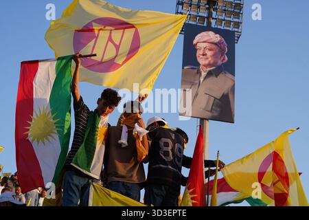 Duhok, Irak. November 2025. Kurdische Anhänger der Kurdischen Demokratischen Partei (KDP oder PDK) halten Partei- und Kurdenflaggen im Duhok International Stadium während einer Wahlkundgebung vor den irakischen Parlamentswahlen ab. Für den 11. November 2025 sind die Parlamentswahlen im Irak geplant, bei denen die 329 Mitglieder des irakischen Repräsentantenrates bestimmt werden, die für die Wahl des Präsidenten des Landes und die Genehmigung der Ernennung des Premierministers verantwortlich sind. Quelle: SOPA Images Limited/Alamy Live News Stockfoto