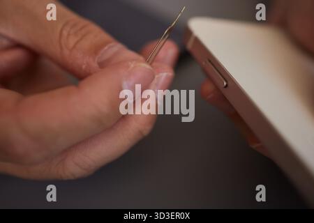 Austausch der SIM-Karte im Telefon Stockfoto