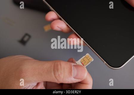 Austausch der SIM-Karte im Telefon Stockfoto