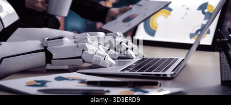 Eine Roboterhand interagiert mit einem Laptop und dokumentiert nachts in einem stilvollen Büro die Zukunft der Arbeit in einer technisch geprägten Geschäftsumgebung Stockfoto