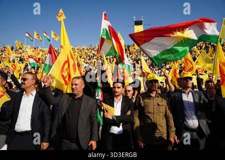 Duhok, Irak. November 2025. Kurdische Anhänger der Kurdischen Demokratischen Partei (KDP oder PDK) halten Partei- und Kurdenflaggen im Duhok International Stadium während einer Wahlkundgebung vor den irakischen Parlamentswahlen ab. Für den 11. November 2025 sind die Parlamentswahlen im Irak geplant, bei denen die 329 Mitglieder des irakischen Repräsentantenrates bestimmt werden, die für die Wahl des Präsidenten des Landes und die Genehmigung der Ernennung des Premierministers verantwortlich sind. (Foto: Ismael Adnan/SOPA Images/SIPA USA) Credit: SIPA USA/Alamy Live News Stockfoto
