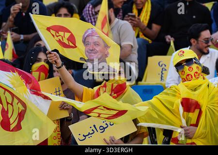 Duhok, Irak. November 2025. Kurdische Mädchen Anhänger der Kurdischen Demokratischen Partei (KDP oder PDK) halten während einer Wahlkundgebung im Vorfeld der irakischen Parlamentswahlen Parteiflaggen im Duhok International Stadium. Für den 11. November 2025 sind die Parlamentswahlen im Irak geplant, bei denen die 329 Mitglieder des irakischen Repräsentantenrates bestimmt werden, die für die Wahl des Präsidenten des Landes und die Genehmigung der Ernennung des Premierministers verantwortlich sind. (Foto: Ismael Adnan/SOPA Images/SIPA USA) Credit: SIPA USA/Alamy Live News Stockfoto