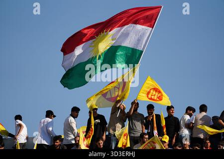 Duhok, Irak. November 2025. Kurdische Anhänger der Kurdischen Demokratischen Partei (KDP oder PDK) halten Partei- und Kurdenflaggen im Duhok International Stadium während einer Wahlkundgebung vor den irakischen Parlamentswahlen ab. Für den 11. November 2025 sind die Parlamentswahlen im Irak geplant, bei denen die 329 Mitglieder des irakischen Repräsentantenrates bestimmt werden, die für die Wahl des Präsidenten des Landes und die Genehmigung der Ernennung des Premierministers verantwortlich sind. (Foto: Ismael Adnan/SOPA Images/SIPA USA) Credit: SIPA USA/Alamy Live News Stockfoto