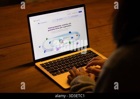 Die Webseite für die Microsoft 365 Copilot-App wird auf Office.com, der Webdomain für Microsoft 365, auf dem Bildschirm eines MacBook Air-Computers angezeigt. Stockfoto