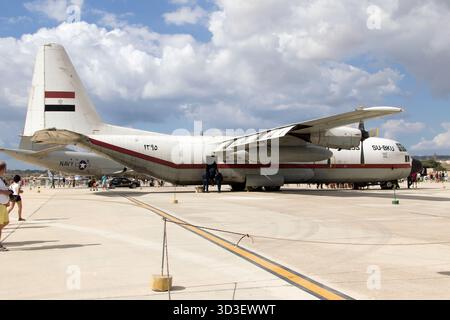 An Egypt - Air Force Lockheed C-130H-30 Hercules parkte am Flughafen Malta International. Die C-130 Herkules führt den taktischen Teil einer militärischen Luftbrücke durch. Stockfoto