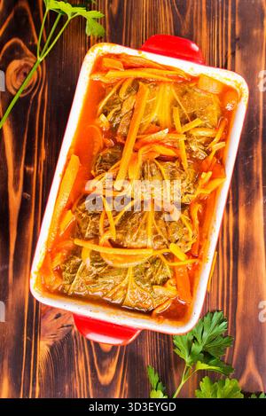 Fleischbällchen mit Kohl (Golubci) in Tomatensauce gebacken, russisches Essen Stockfoto
