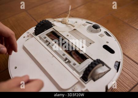 Ordnungsgemäßes Entfernen und Warten der Bürste eines Reinigungsroboters für optimale Leistung Stockfoto