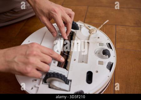 Ordnungsgemäßes Entfernen und Warten der Bürste eines Reinigungsroboters für optimale Leistung Stockfoto
