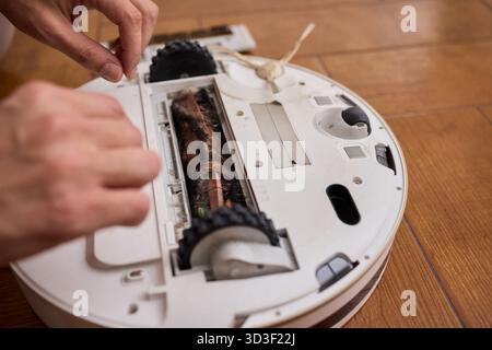 Ordnungsgemäßes Entfernen und Warten der Bürste eines Reinigungsroboters für optimale Leistung Stockfoto