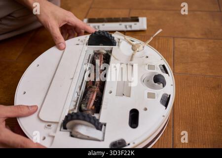 Ordnungsgemäßes Entfernen und Warten der Bürste eines Reinigungsroboters für optimale Leistung Stockfoto