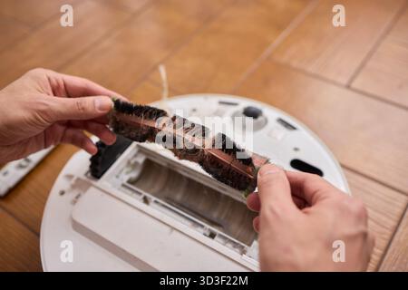 Ordnungsgemäßes Entfernen und Warten der Bürste eines Reinigungsroboters für optimale Leistung Stockfoto