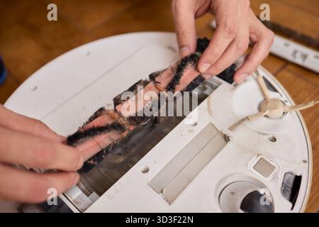 Ordnungsgemäßes Entfernen und Warten der Bürste eines Reinigungsroboters für optimale Leistung Stockfoto