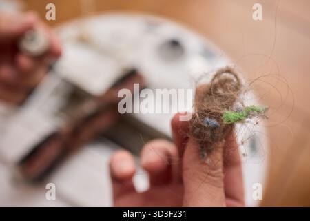Ordnungsgemäßes Entfernen und Warten der Bürste eines Reinigungsroboters für optimale Leistung Stockfoto