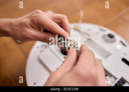 Ordnungsgemäßes Entfernen und Warten der Bürste eines Reinigungsroboters für optimale Leistung Stockfoto