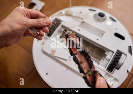 Ordnungsgemäßes Entfernen und Warten der Bürste eines Reinigungsroboters für optimale Leistung Stockfoto