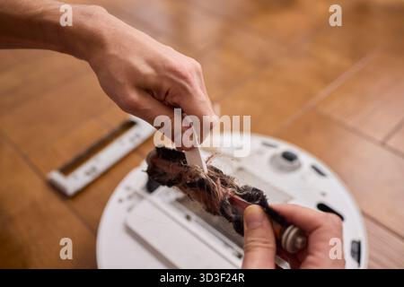 Ordnungsgemäßes Entfernen und Warten der Bürste eines Reinigungsroboters für optimale Leistung Stockfoto