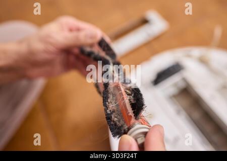 Ordnungsgemäßes Entfernen und Warten der Bürste eines Reinigungsroboters für optimale Leistung Stockfoto
