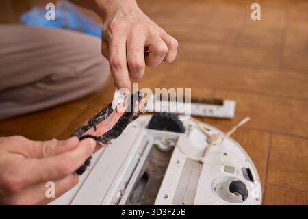 Ordnungsgemäßes Entfernen und Warten der Bürste eines Reinigungsroboters für optimale Leistung Stockfoto