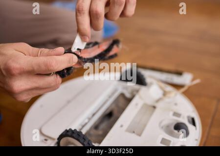 Ordnungsgemäßes Entfernen und Warten der Bürste eines Reinigungsroboters für optimale Leistung Stockfoto