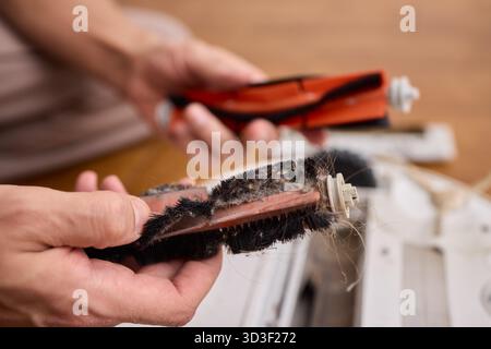 Ordnungsgemäßes Entfernen und Warten der Bürste eines Reinigungsroboters für optimale Leistung Stockfoto