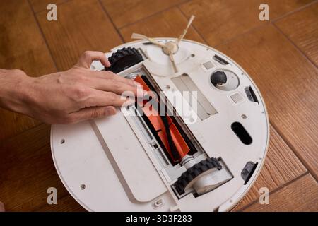 Ordnungsgemäßes Entfernen und Warten der Bürste eines Reinigungsroboters für optimale Leistung Stockfoto