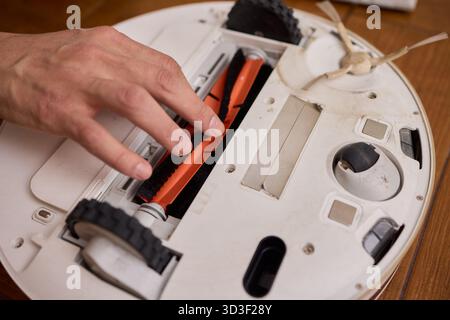 Ordnungsgemäßes Entfernen und Warten der Bürste eines Reinigungsroboters für optimale Leistung Stockfoto