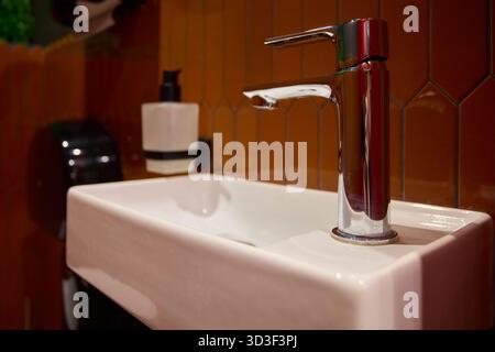 Ein elegantes Waschbecken im Badezimmer mit modernen Einrichtungsgegenständen und einem einzigartigen und stilvollen Design Stockfoto