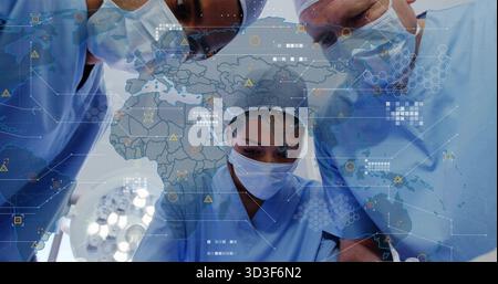 Drei Chirurgen mit blauen Peelings und Masken unter chirurgischem Licht, mit Weltkarten-Überlagerung Stockfoto