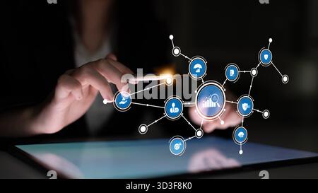 Nahaufnahme der Hände, die mit einem Smartphone auf einem Tablet navigieren, mit vernetzten Technologiesymbolen für Datenanalyse und digitale Kommunikation in Stockfoto
